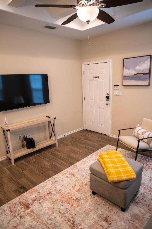 Fabulous King Size Bed In A Gated Neighborhood! Apartment Edinburg Exterior photo