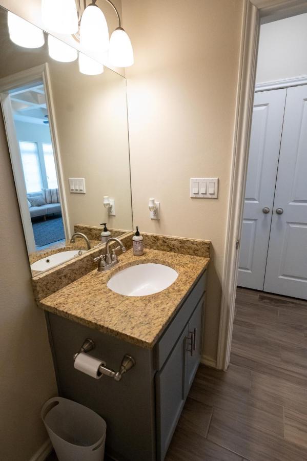 Fabulous King Size Bed In A Gated Neighborhood! Apartment Edinburg Exterior photo