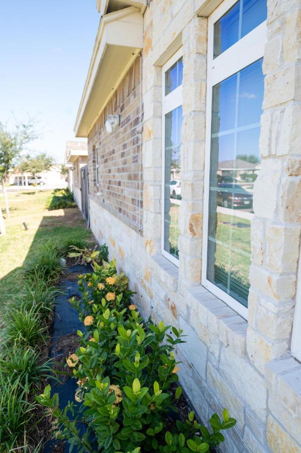 Fabulous King Size Bed In A Gated Neighborhood! Apartment Edinburg Exterior photo