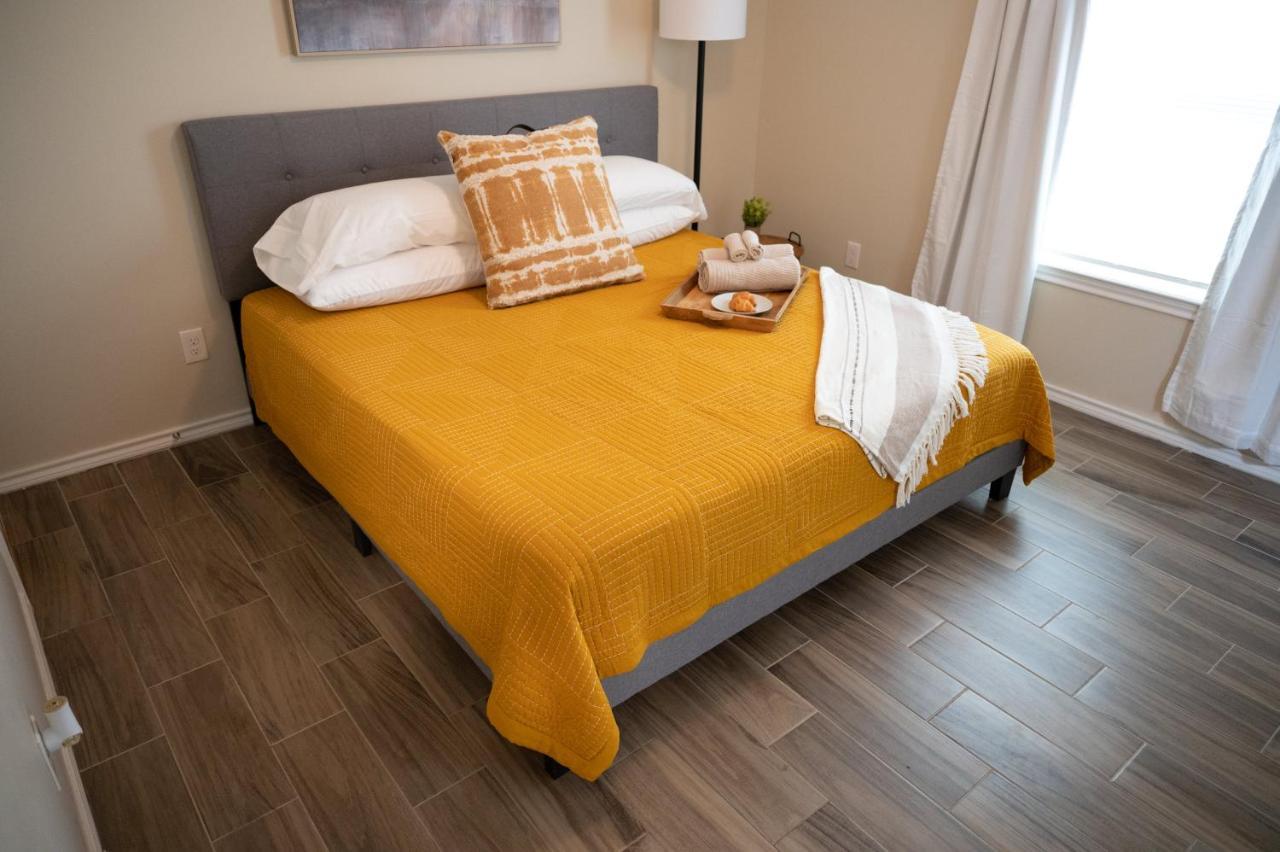 Fabulous King Size Bed In A Gated Neighborhood! Apartment Edinburg Exterior photo