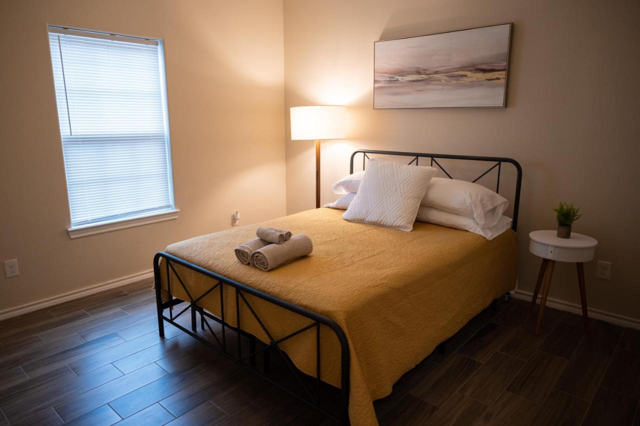 Fabulous King Size Bed In A Gated Neighborhood! Apartment Edinburg Exterior photo